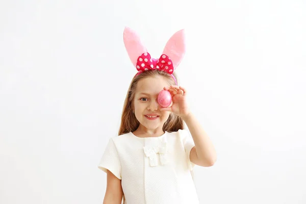 Menina sorridente com orelhas de coelho, fundo espaço cópia parede branca . — Fotografia de Stock