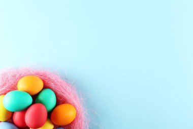 Sembolik tatil aksesuarları ile Paskalya temalı arka plan.