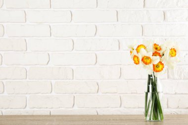 Bahar ruh kavramsal görüntü. Parlak arka planda mevsimlik çiçekler.