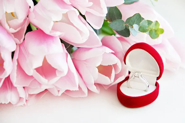 Nahaufnahme-Komposition mit luxuriösem Diamantring und schönem Strauß rosa Tulpen. — Stockfoto