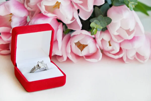 Nahaufnahme-Komposition mit luxuriösem Diamantring und schönem Strauß rosa Tulpen. — Stockfoto