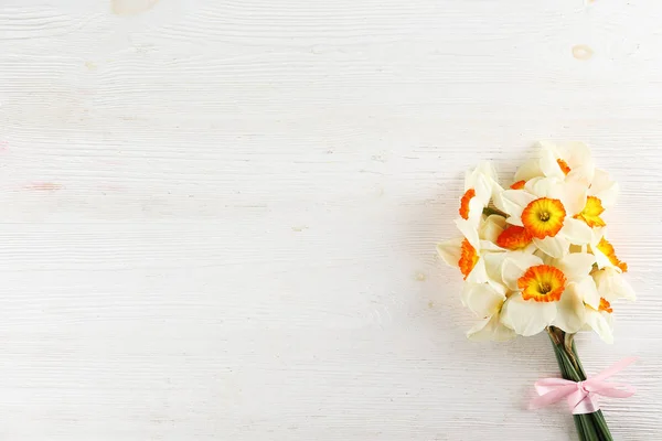 वसंत ऋतु मूड संकल्पना प्रतिमा. उज्ज्वल पार्श्वभूमीवर हंगामी फुले . — स्टॉक फोटो, इमेज