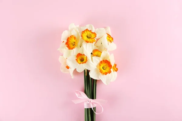 Tavaszi hangulat konceptuális kép. Szezonális virágok a világos háttér. — Stock Fotó