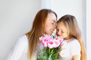 Anneler günün kutlu olsun. Küçük kızı annesini tebrik.