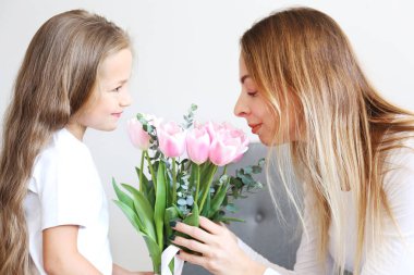 Anneler günün kutlu olsun. Küçük kızı annesini tebrik.