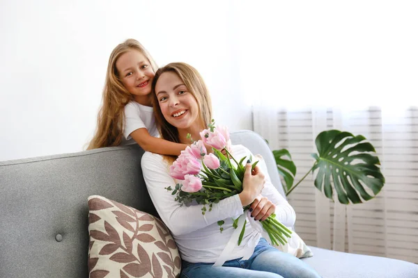 Buon concetto della festa della mamma. Figlia piccola congratulandosi con sua madre . — Foto Stock