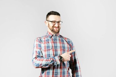 Fit genç adam gri arka plan üzerinde poz.