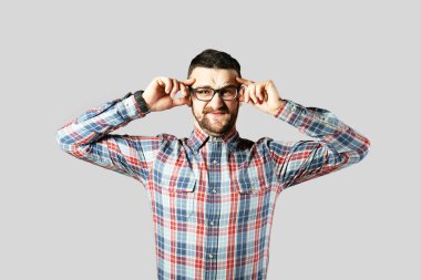 Fit genç adam gri arka plan üzerinde poz.