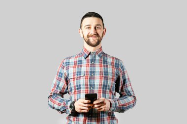 Fit genç adam gri arka plan üzerinde poz.