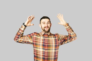 Fit genç adam gri arka plan üzerinde poz.