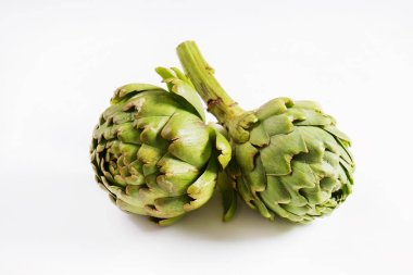 Taze yeşil İtalyan Enginar beyaz arka plan izole. Organik yerel sebze üretmek. Vegan diyeti. Temiz yeme konsepti. Kapat, üstte görüş.