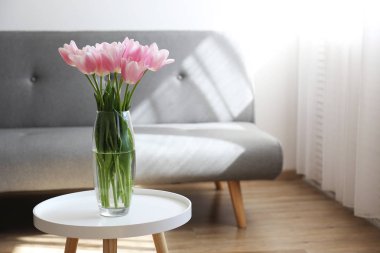 Masada cam vazo çiçeklerile Yüce iç.