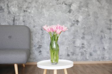 Masada cam vazo çiçeklerile Yüce iç.