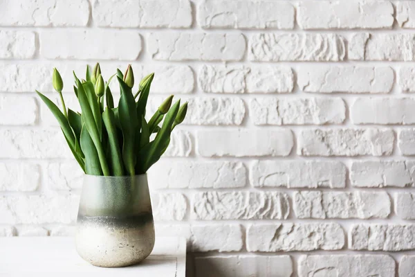 Concetto primaverile. Disposizione di fiori verdi con un sacco di spazio di copia per il testo . — Foto Stock