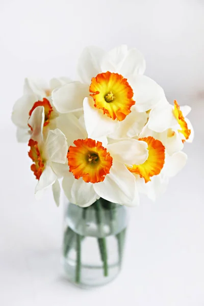 Concepto de humor de primavera. Arreglo de flores blancas con espacio de copia para texto . — Foto de Stock
