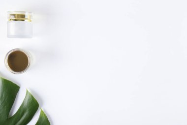 Anti-aging krem ve cilt bakımı konsepti.