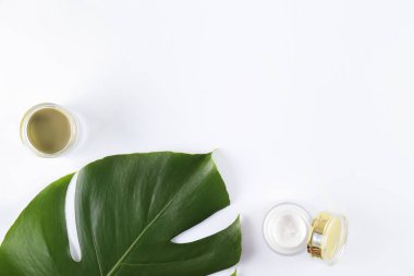 Anti-aging krem ve cilt bakımı konsepti.