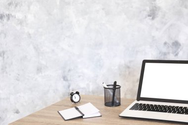 Dizüstü bilgisayar ve kırtasiye ile işyeriminimalist kompozisyon.