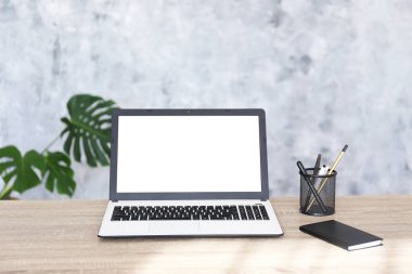 Dizüstü bilgisayar ve kırtasiye ile işyeriminimalist kompozisyon.
