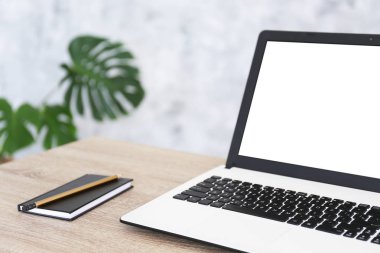 Dizüstü bilgisayar ve kırtasiye ile işyeriminimalist kompozisyon.
