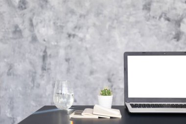 Dizüstü bilgisayar ve kırtasiye ile işyeriminimalist kompozisyon.