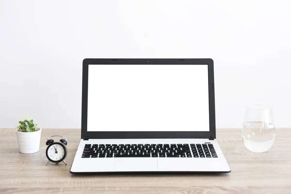 Composición minimalista del lugar de trabajo con laptop y papelería . — Foto de Stock