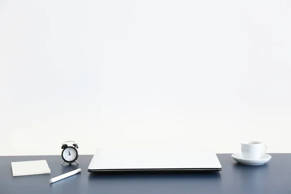 Minimalista összetétele munkahely laptop és irodaszerek. — Stock Fotó