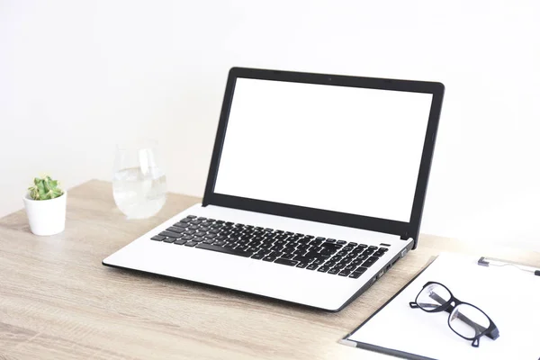 Dizüstü bilgisayar ve kırtasiye ile işyeriminimalist kompozisyon.