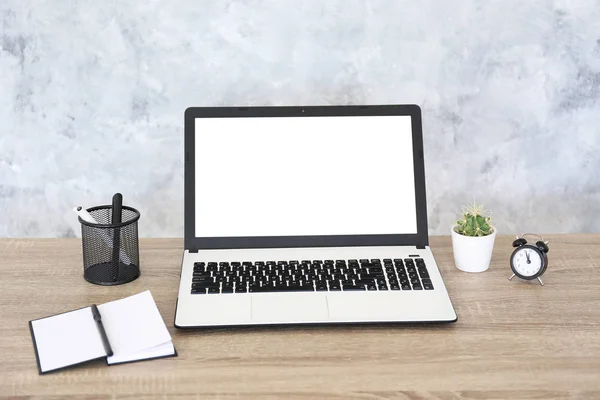 Composición minimalista del lugar de trabajo con laptop y papelería . — Foto de Stock