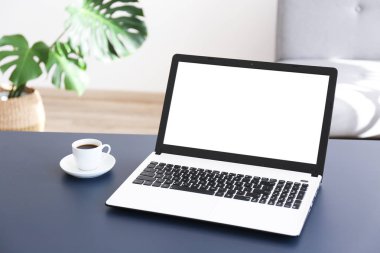 Dizüstü bilgisayar ve kırtasiye ile işyeriminimalist kompozisyon.