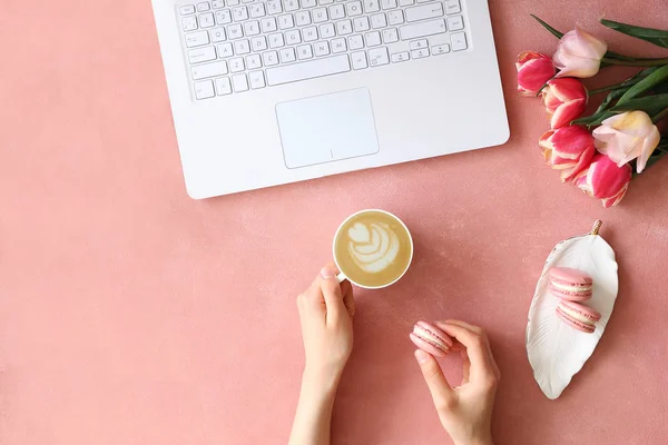 Mani femminili tavolo strutturato con fiori e dispositivi elettronici . — Foto Stock