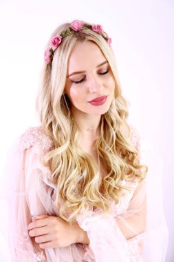 Gelin makyaj konsepti. Uzun sarı saçlı muhteşem genç kadın.