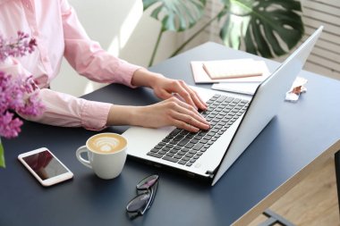 Genç bayan uzman dizüstü bilgisayarıyla çalışarak resmi kıyafet kazandı..