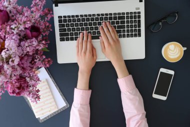 Genç bayan uzman dizüstü bilgisayarıyla çalışarak resmi kıyafet kazandı..