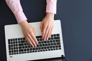 Genç bayan uzman dizüstü bilgisayarıyla çalışarak resmi kıyafet kazandı..