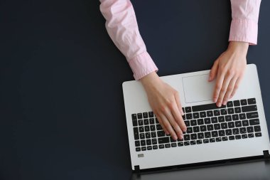 Genç bayan uzman dizüstü bilgisayarıyla çalışarak resmi kıyafet kazandı..