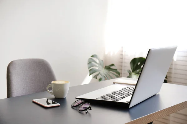 Parlak doğal gün ışığında minimalist iç stil ofis alanı.