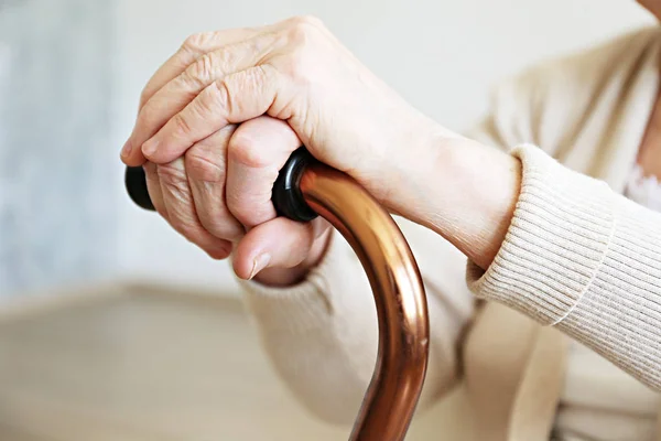 Старі жінки з проблемами зі здоров'ям, що заспокоюють руки на тростині . — стокове фото