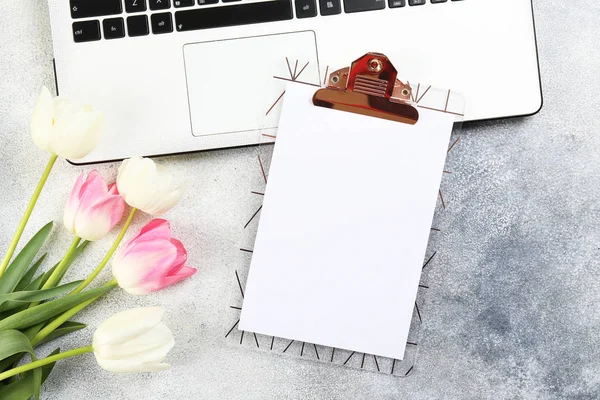 Composizione minimalista con bouquet di tulipani rossi e tastiera per laptop . — Foto Stock