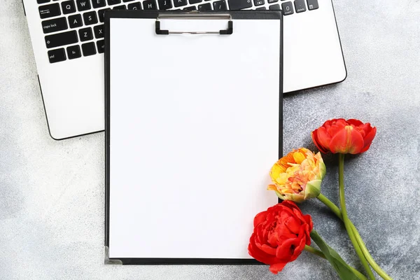 Composição minimalista com buquê de tulipas vermelhas e teclado portátil . — Fotografia de Stock