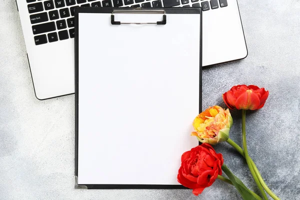 Composizione minimalista con bouquet di tulipani rossi e tastiera per laptop . — Foto Stock