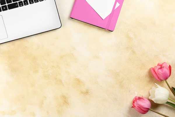 Composizione minimalista con bouquet di tulipani rossi e tastiera per laptop . — Foto Stock