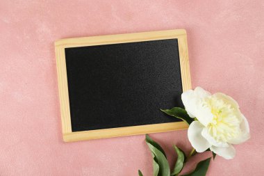 Metin için kopya alanı ile kadınsı minimal çiçek kompozisyon muhteşem şakayık.