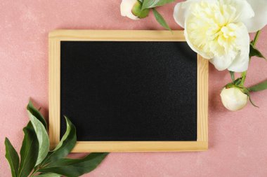 Metin için kopya alanı ile kadınsı minimal çiçek kompozisyon muhteşem şakayık.