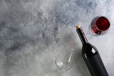 Boş Sticker etiketleri ile Vintage şarap şişeleri vitrin.