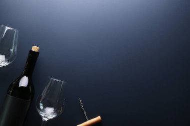 Boş Sticker etiketleri ile Vintage şarap şişeleri vitrin.