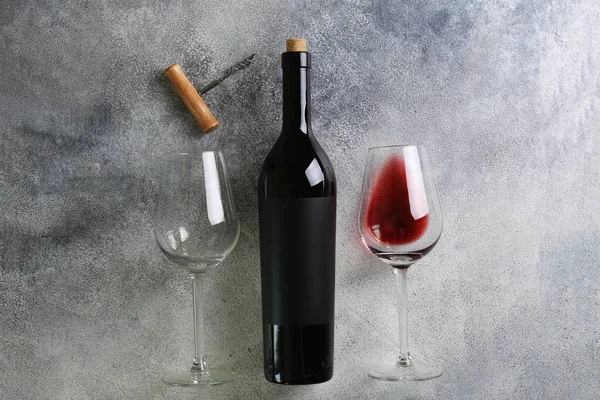 Vitrine mit Weinflaschen mit leeren Aufklebern. — Stockfoto
