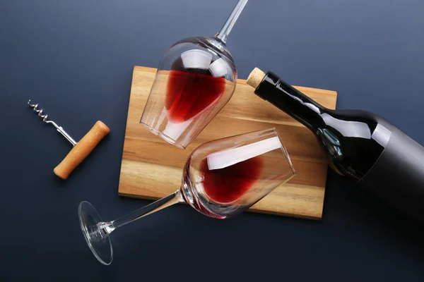 Mostra de garrafas de vinho vintage com etiquetas adesivas vazias . — Fotografia de Stock
