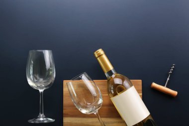 Boş Sticker etiketleri ile Vintage şarap şişeleri vitrin.