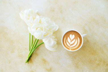 Taze çiçek kompozisyonu, bir buket beyaz lale, soluk pembe ve beyaz arka plan. Uluslararası Kadınlar Günü, Anneler Günü karşılama konsepti. Boşluğu kopyala, kapat, üst görünüm, düz yatış.